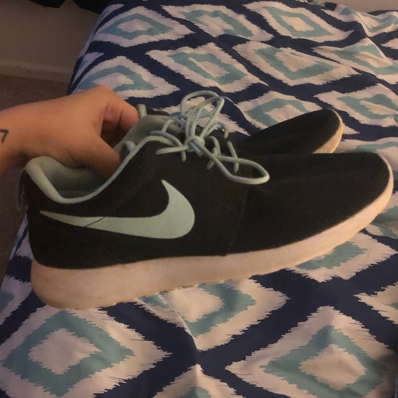 Nike Roshe. Size 8 men’s. Fits 9.5-10 women’s - Picture 1 of 2